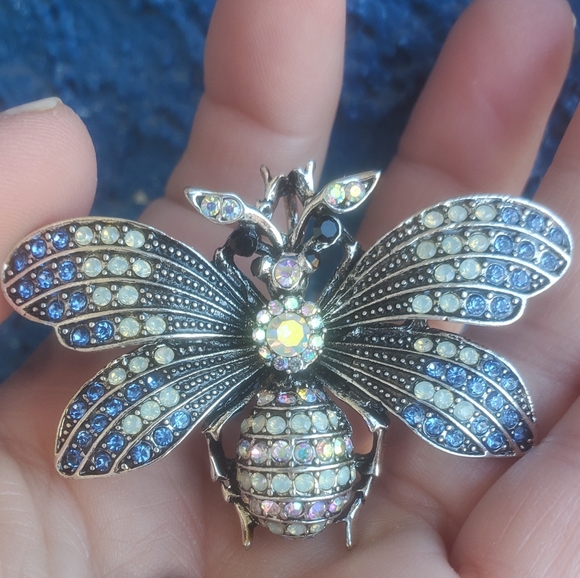 New Rhinestone Bee Brooch. - Picture 15 of 16